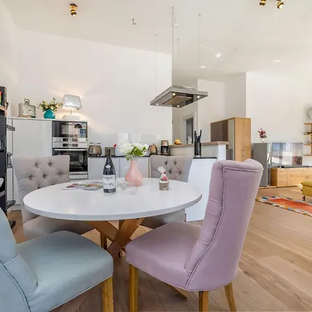 First Avalon Apartman Sellin