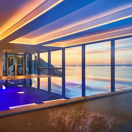 First Avalon Apartman *